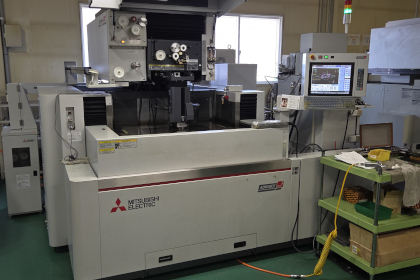 ワイヤー放電加工機